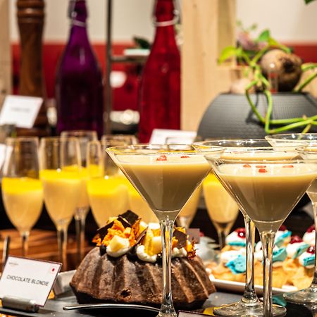 ميركيور حيدر أباد كي سي بي - فنادق أكور براند المظهر الخارجي الصورة A dessert buffet