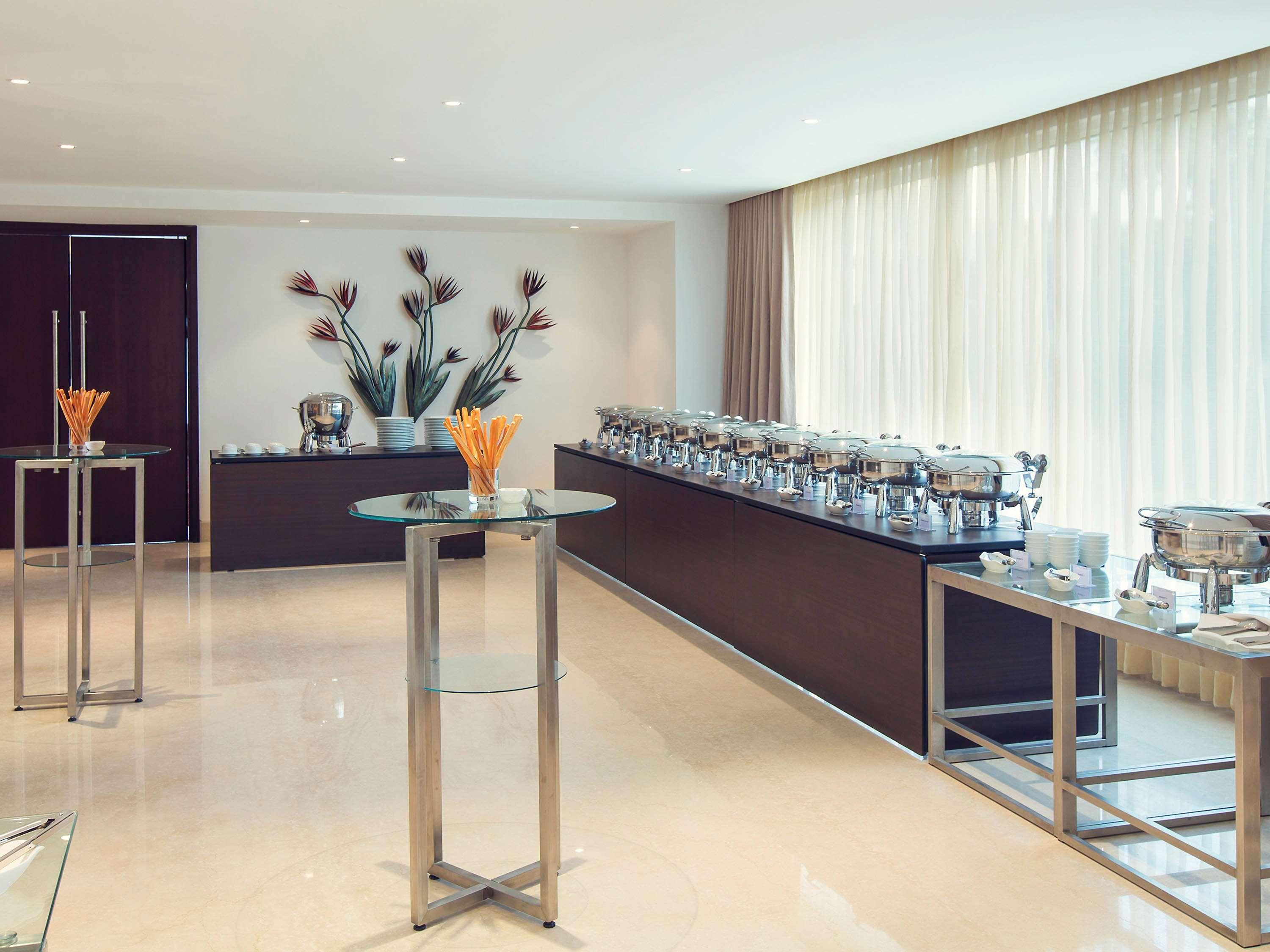 ميركيور حيدر أباد كي سي بي - فنادق أكور براند المظهر الخارجي الصورة A buffet at a hotel