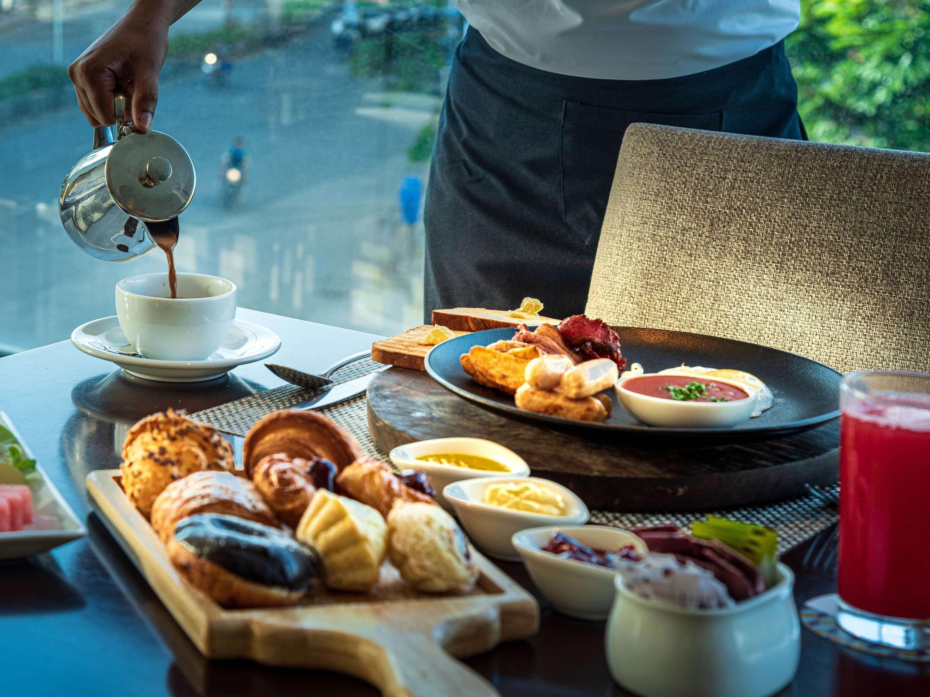 ميركيور حيدر أباد كي سي بي - فنادق أكور براند المظهر الخارجي الصورة A breakfast at the hotel