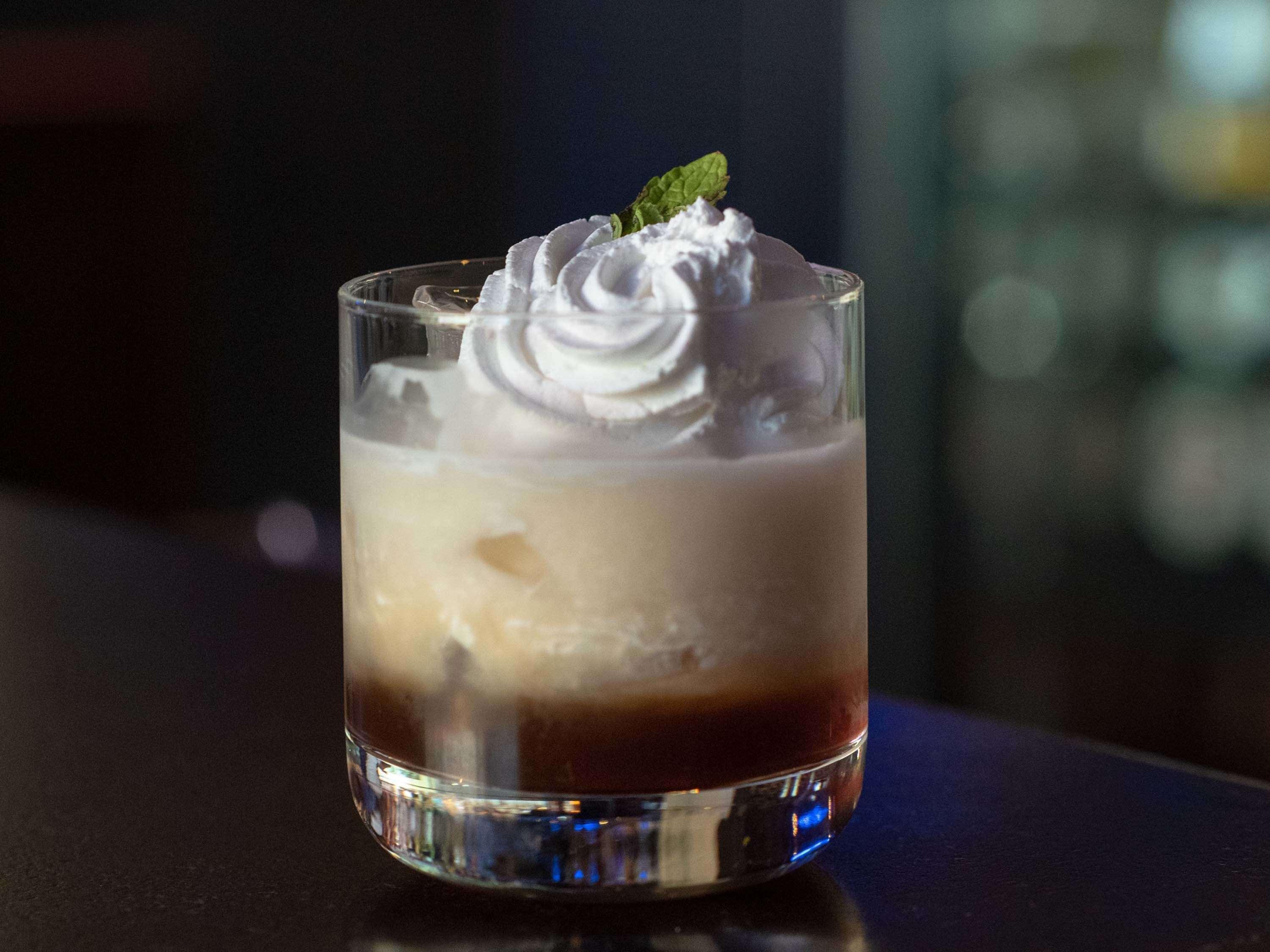 ميركيور حيدر أباد كي سي بي - فنادق أكور براند المظهر الخارجي الصورة A white Russian