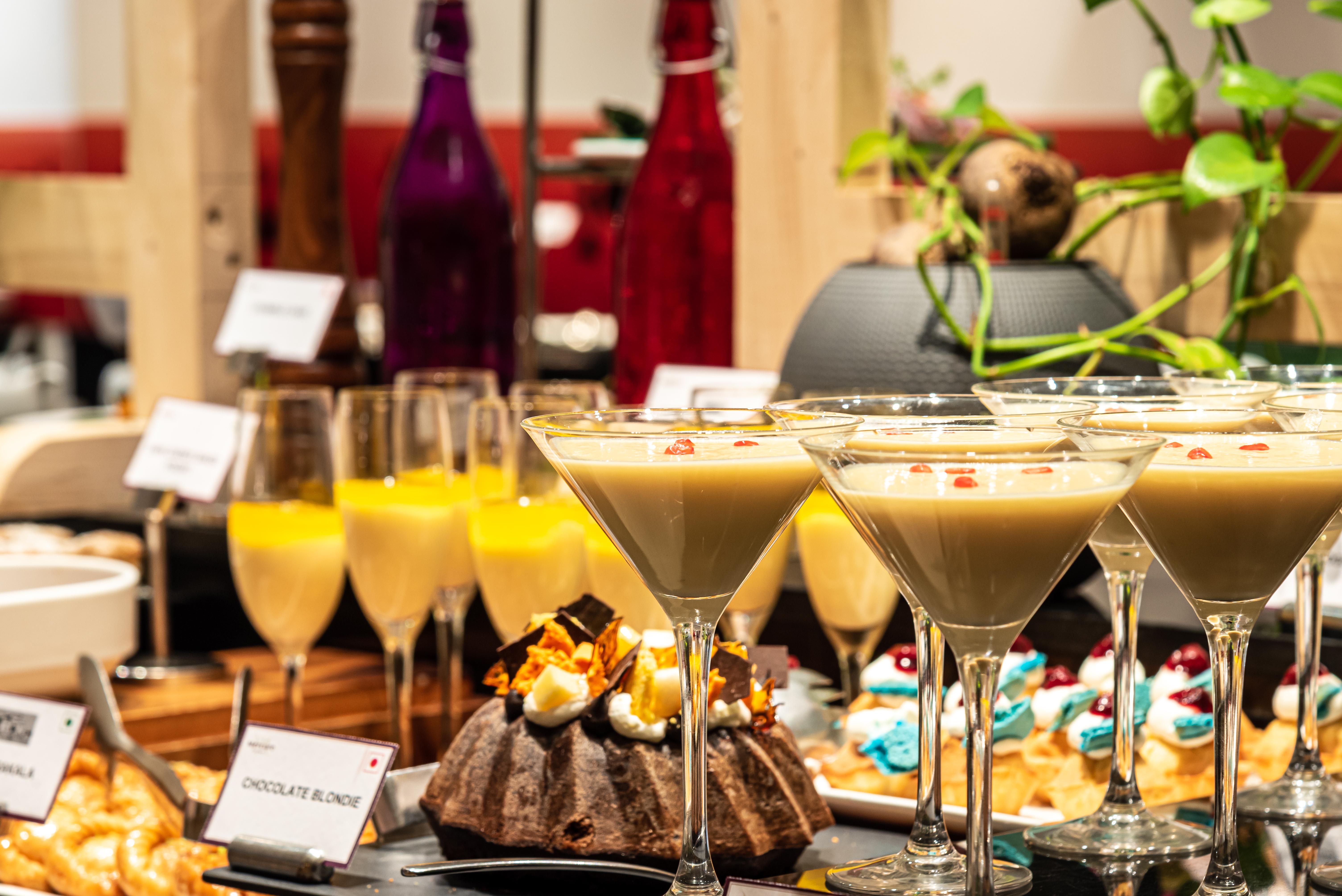ميركيور حيدر أباد كي سي بي - فنادق أكور براند المظهر الخارجي الصورة A dessert buffet