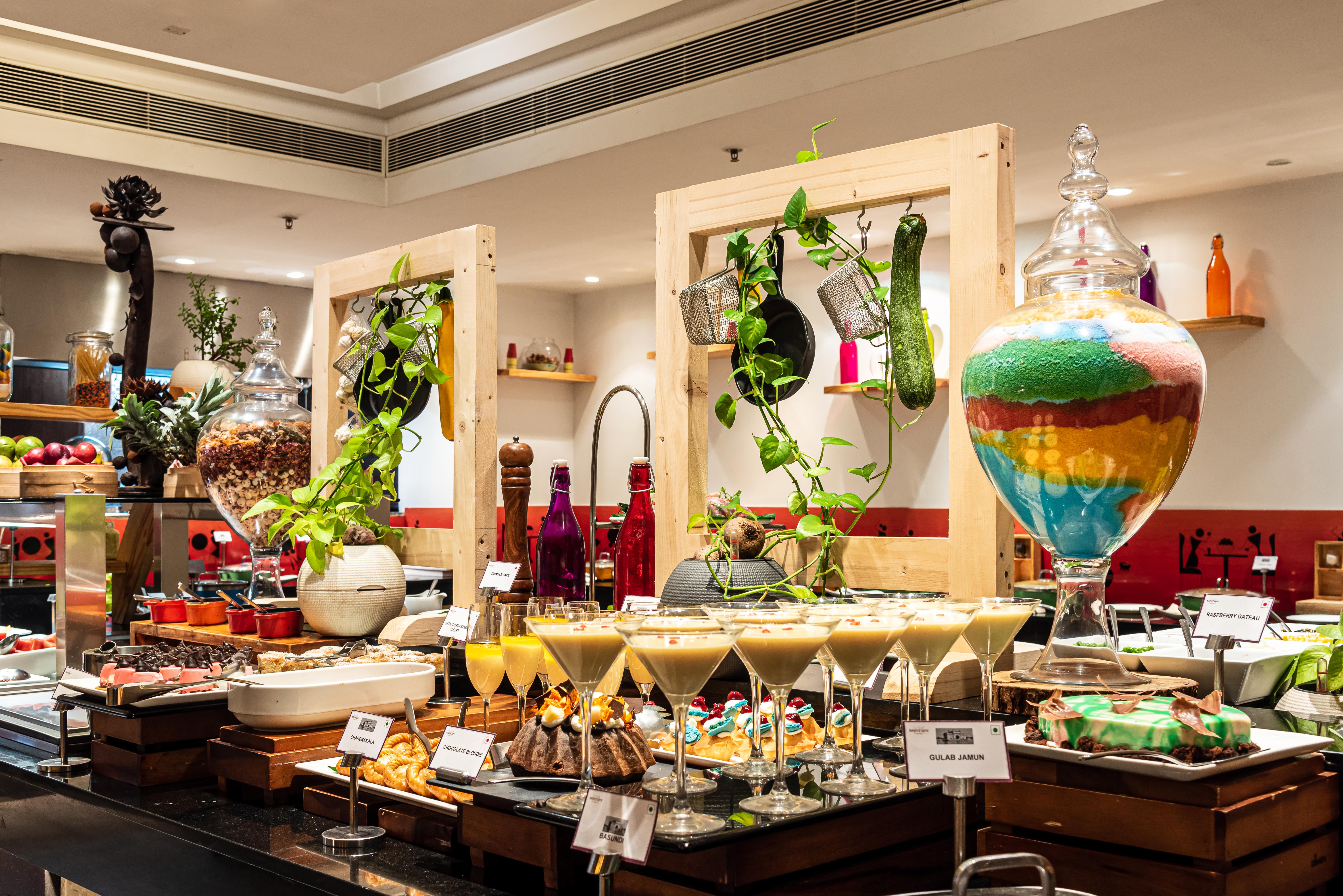 ميركيور حيدر أباد كي سي بي - فنادق أكور براند المظهر الخارجي الصورة A dessert buffet at a hotel in India