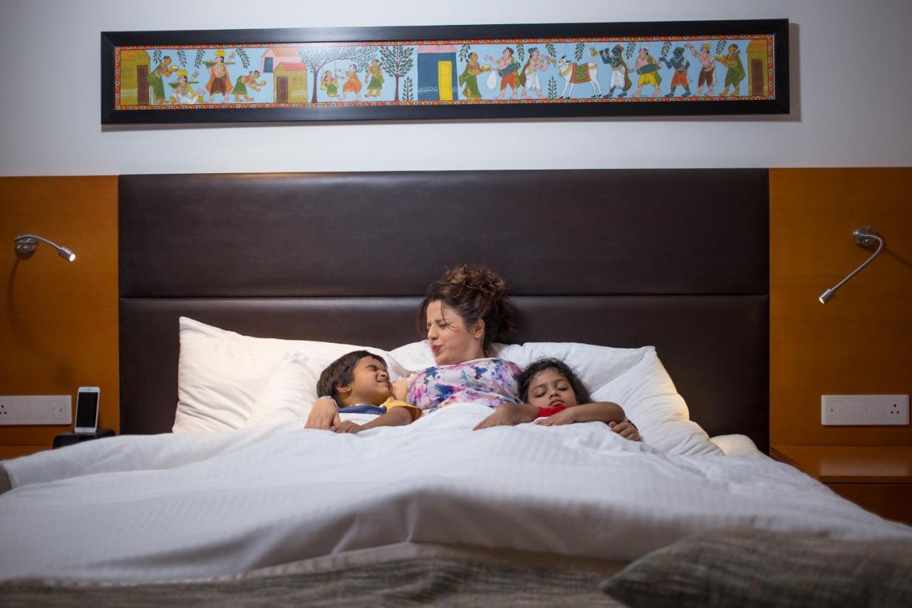 ميركيور حيدر أباد كي سي بي - فنادق أكور براند المظهر الخارجي الصورة A mother and her two children in a hotel room